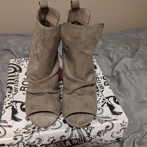 Brash faux suede peep toe  block heel ankle booties with side cutouts Taupe 5 - Picture 4 of 10